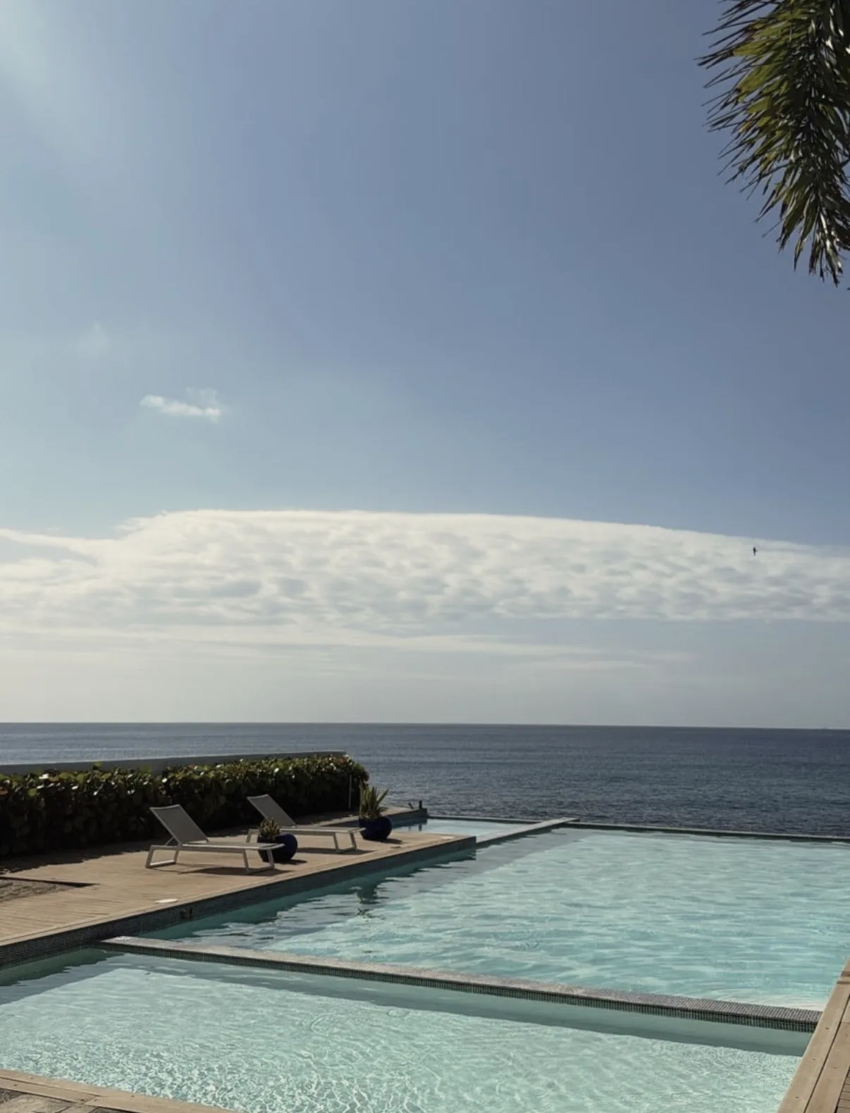 Pool auf einer Terrasse direkt über dem Meer