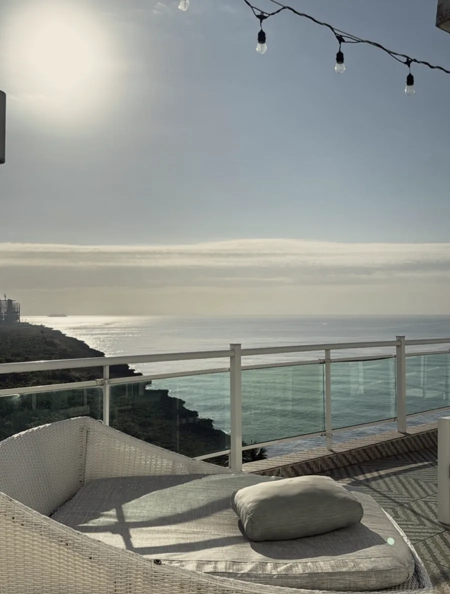 Loungemöbel auf einem Balkon mit Blick aufs Meer